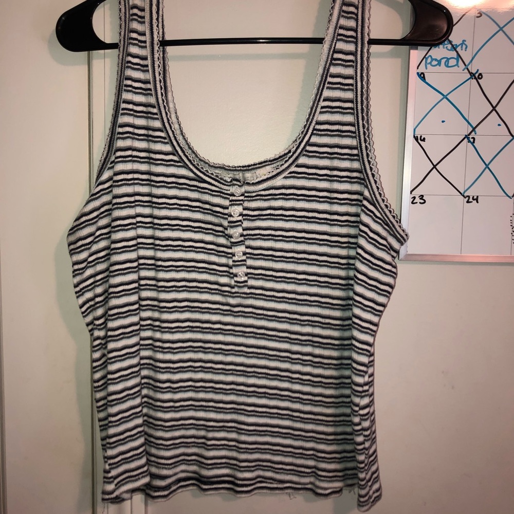 Cute cropped shirt